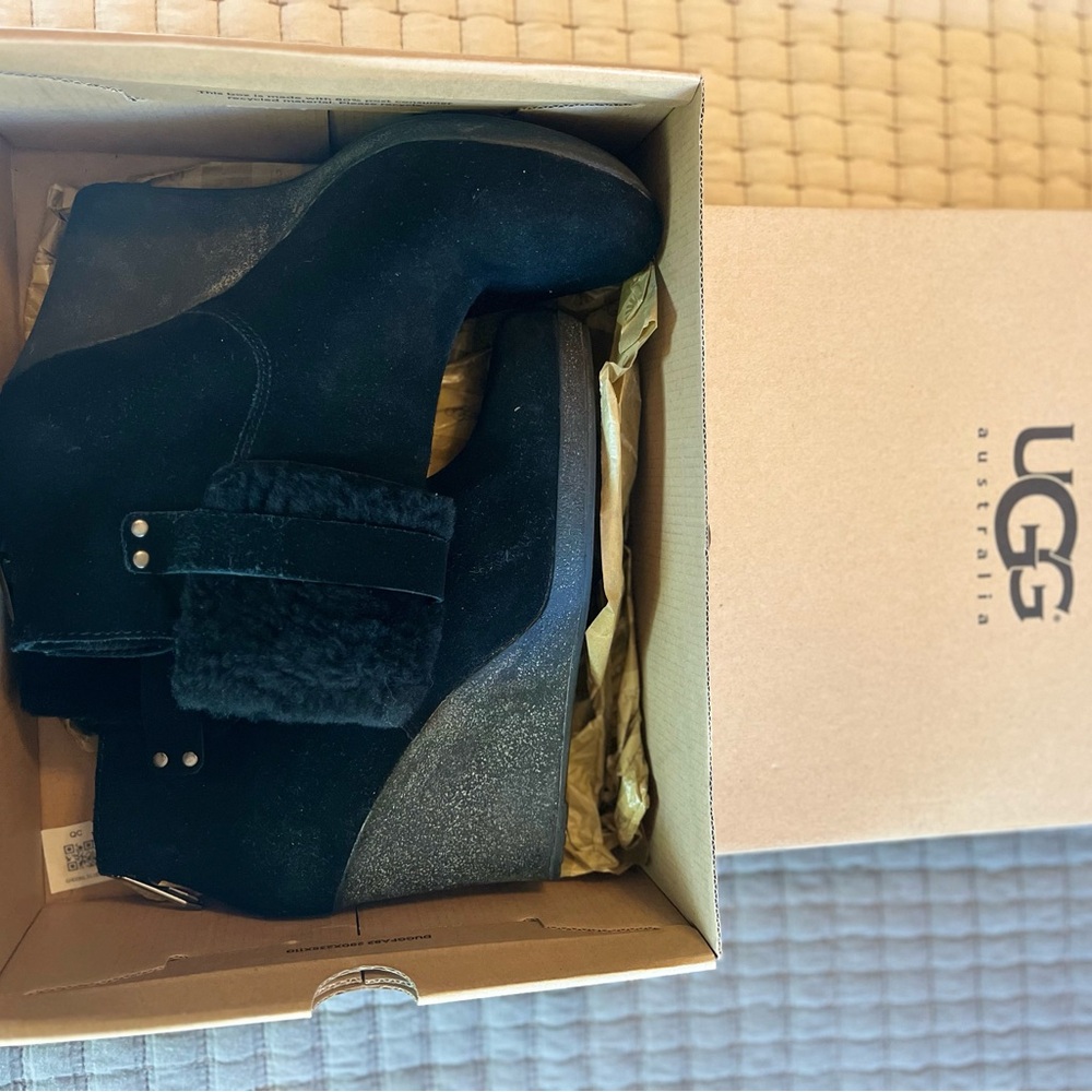 Super cute and stylish UGG Black Winter Boots with Shearling detail.